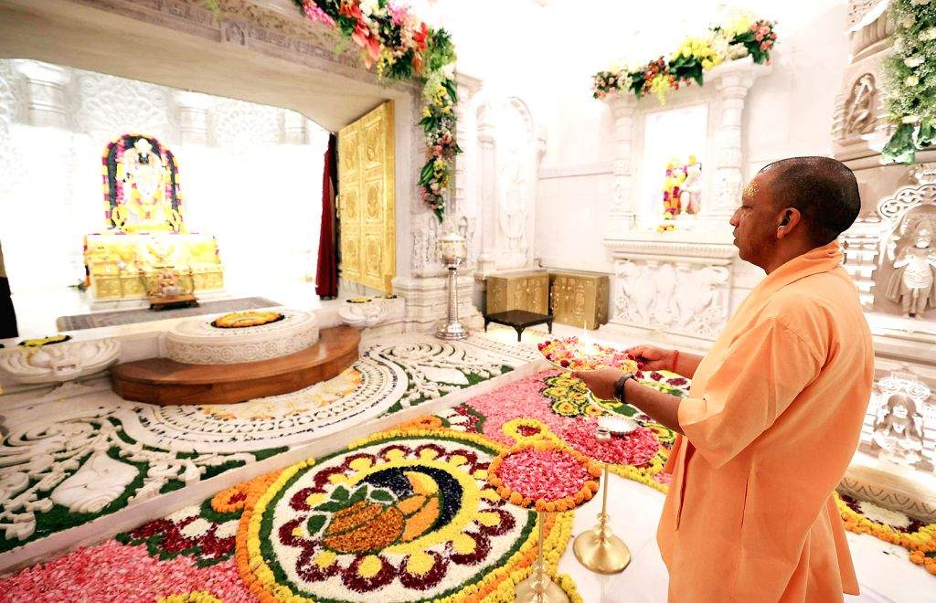 Uttar Pradesh Chief Minister Yogi Adityanath offers prayers at Shri Ram ...