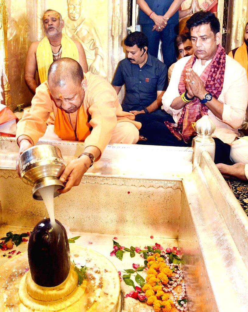 Uttar Pradesh Chief Minister Yogi Adityanath offers prayers at Kashi ...