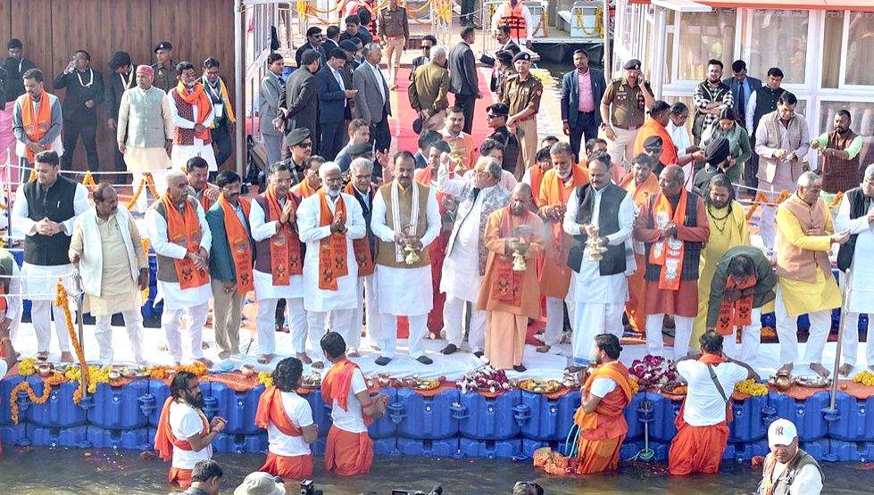 Uttar Pradesh Chief Minister Yogi Adityanath offers prayer at Triveni ...