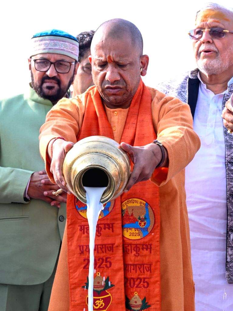 Uttar Pradesh Chief Minister Yogi Adityanath offers prayer at Triveni ...