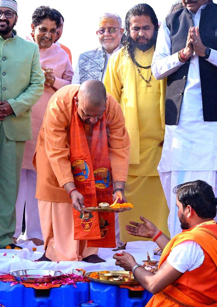Uttar Pradesh Chief Minister Yogi Adityanath offers prayer at Triveni ...