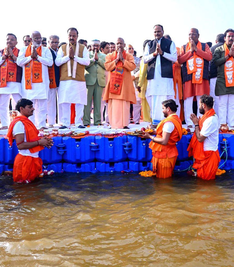 Uttar Pradesh Chief Minister Yogi Adityanath offers prayer at Triveni ...