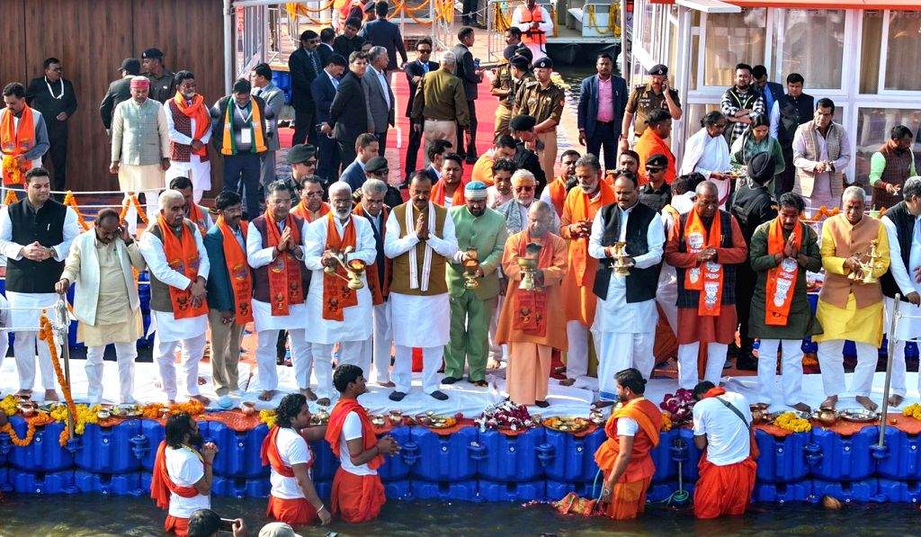 Uttar Pradesh Chief Minister Yogi Adityanath offers prayer at Triveni ...
