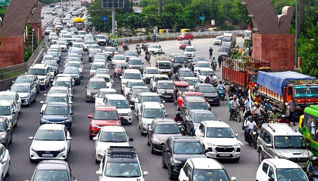 Vehicles stuck in a heavy traffic jam at Noida-Delhi kalindi kunj link ...
