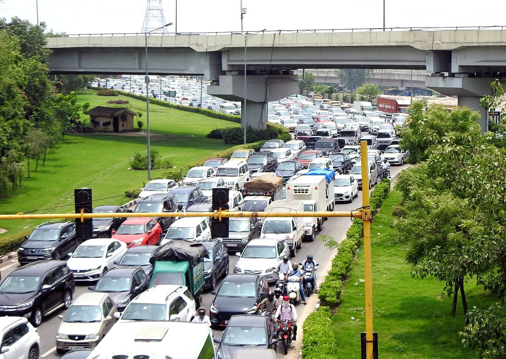 Vehicles stuck in traffic jam at NH 24 to Sarai Kale Khan