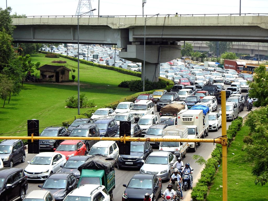 Vehicles stuck in traffic jam at NH 24 to Sarai Kale Khan