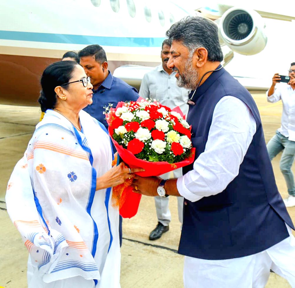West Bengal Chief Minister Mamata Banerjee being welcomed by Karnataka ...