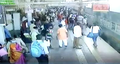 Woman RPF constable saves woman from coming under train in Maha