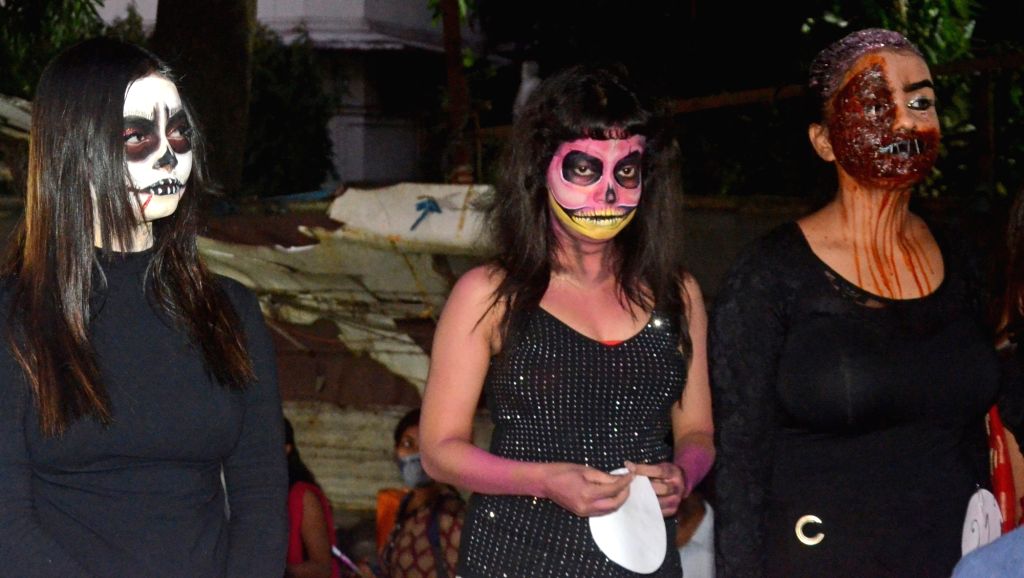  Kolkata Women dressed like ghosts during Halloween festival.