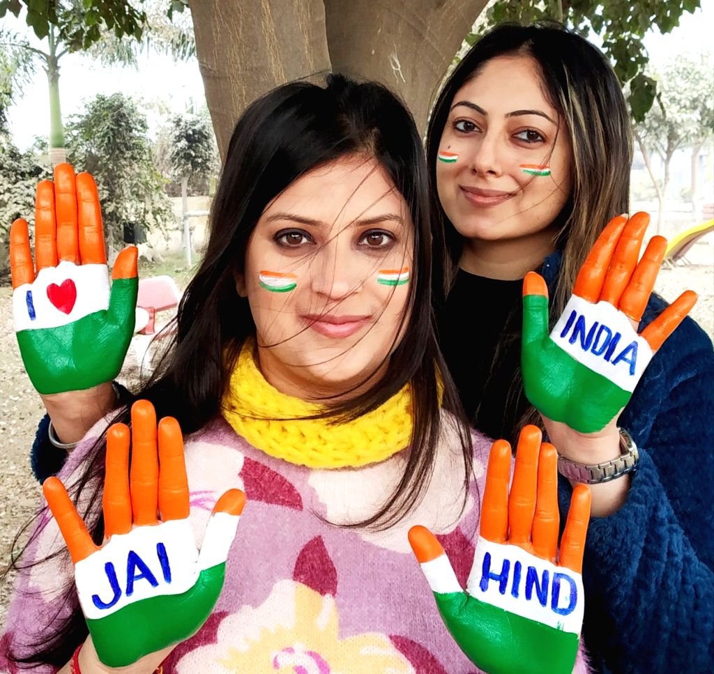 Amritsar : Women with painted face in the colours of national flag on ...