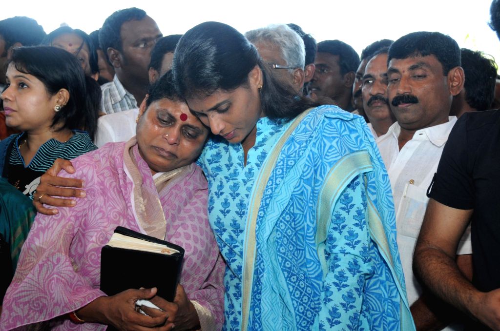 Vijayamma Sharmila paying tributes at YSR Samadhi in Idupulapaya