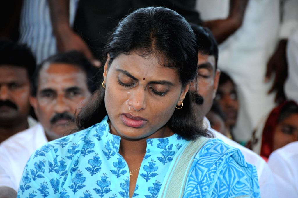Vijayamma Sharmila paying tributes at YSR Samadhi in Idupulapaya