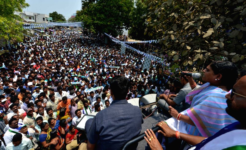 Prathipadu (Andhra Pradesh): Y.S. Vijayamma at a public rally