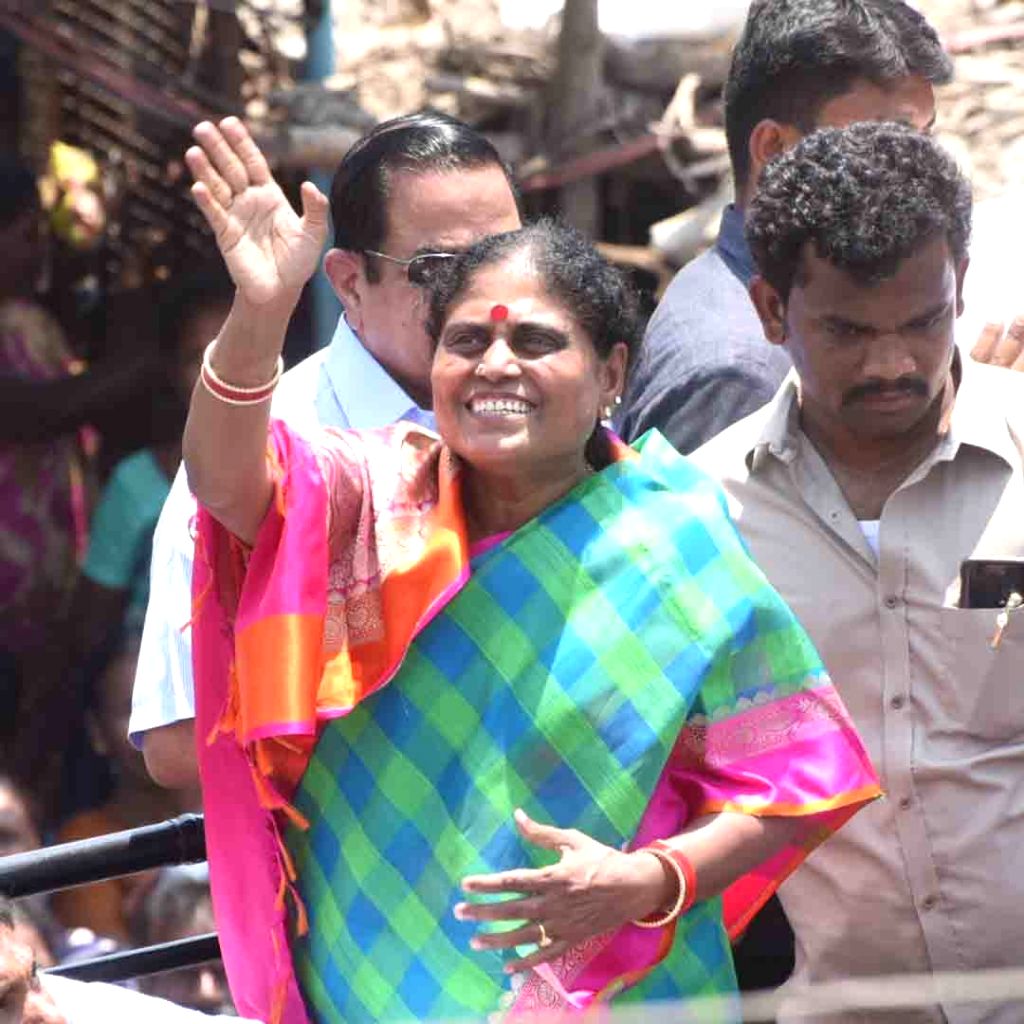 Puthalapattu (Andhra Pradesh): Y.S. Vijayamma at a public rally