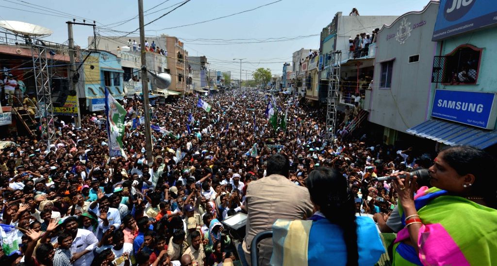 Anantapur (Andhra Pradesh): Y.S. Vijayamma at a public rally