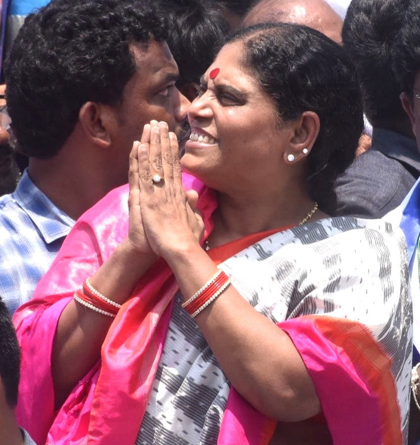 Kanigiri (Andhra Pradesh): Y. S. Vijayamma during a public meeting