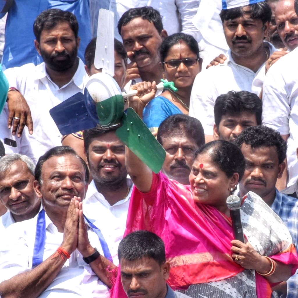 Kanigiri (Andhra Pradesh): Y. S. Vijayamma during a public meeting