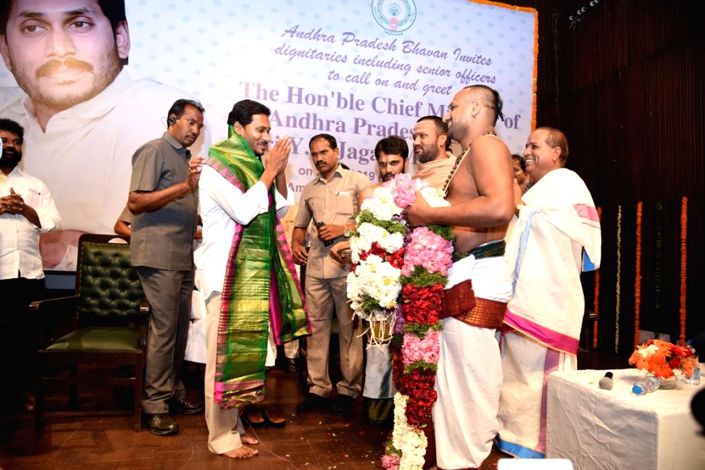 Jaganmohan Reddy receives warm welcome at Andhra Pradesh Bhavan