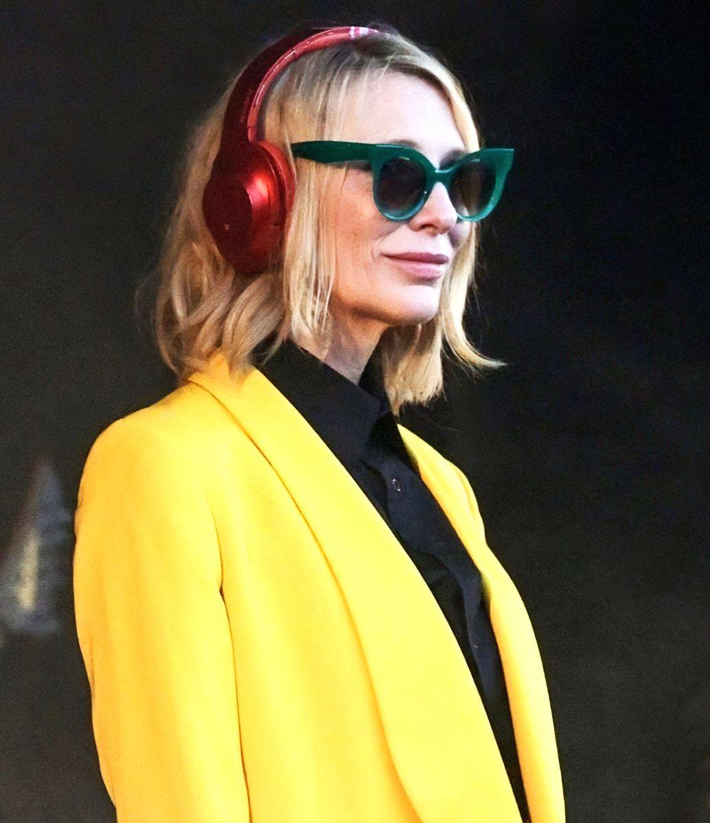 Cate Blanchett surprises crowd at Glastonbury fest in a 'super special treat