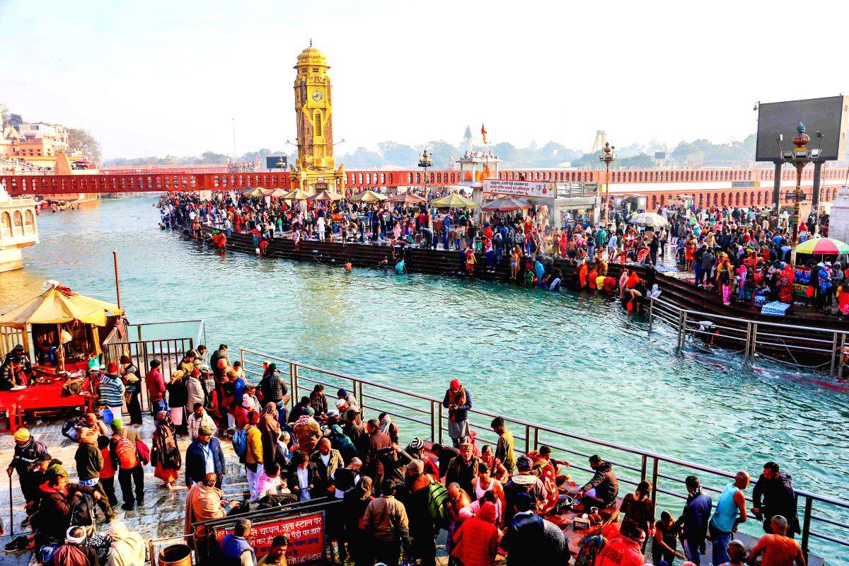 Devotees Gather for Mauni Amavasya Holy Dip at Har Ki Pauri
