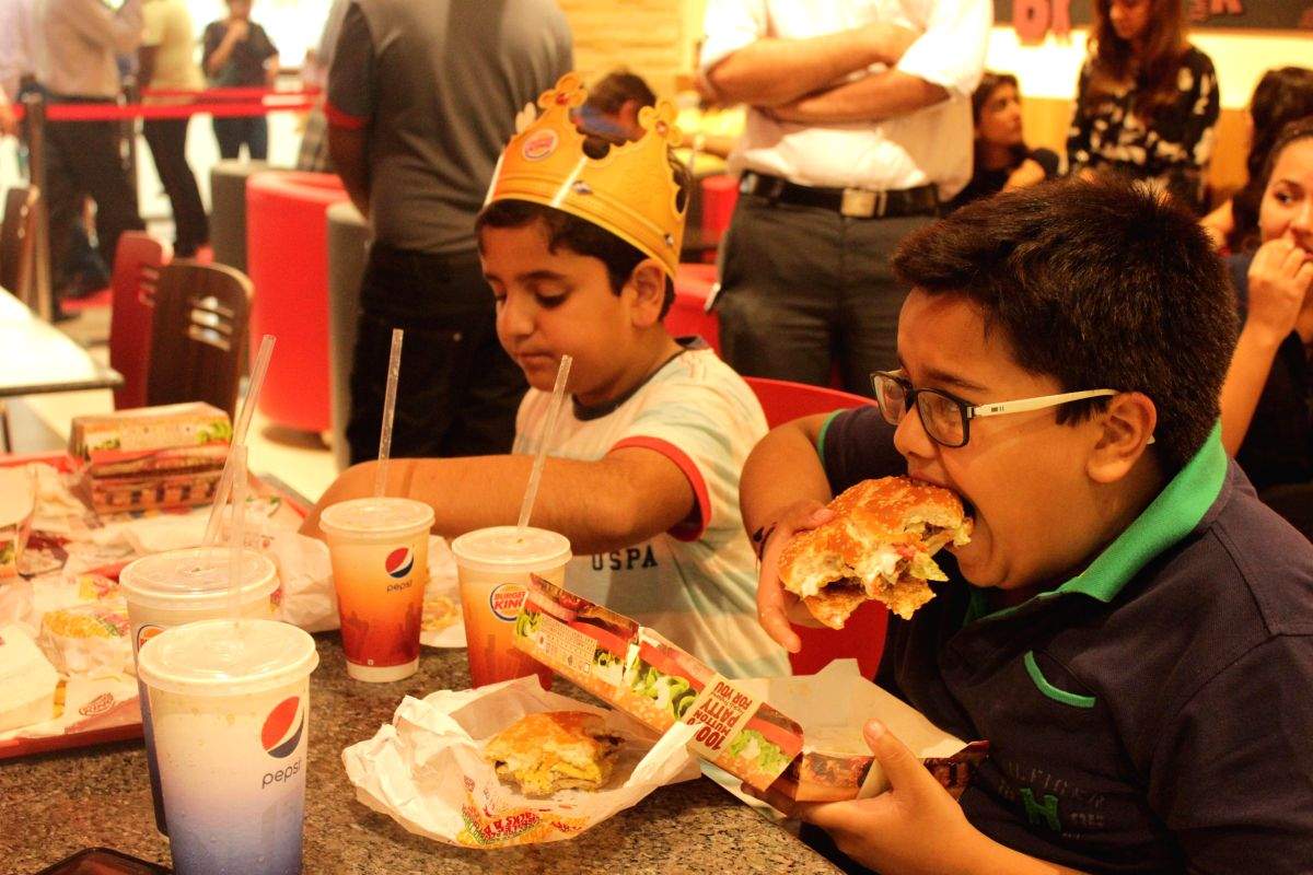 Tv ads cause teens to eat junk food