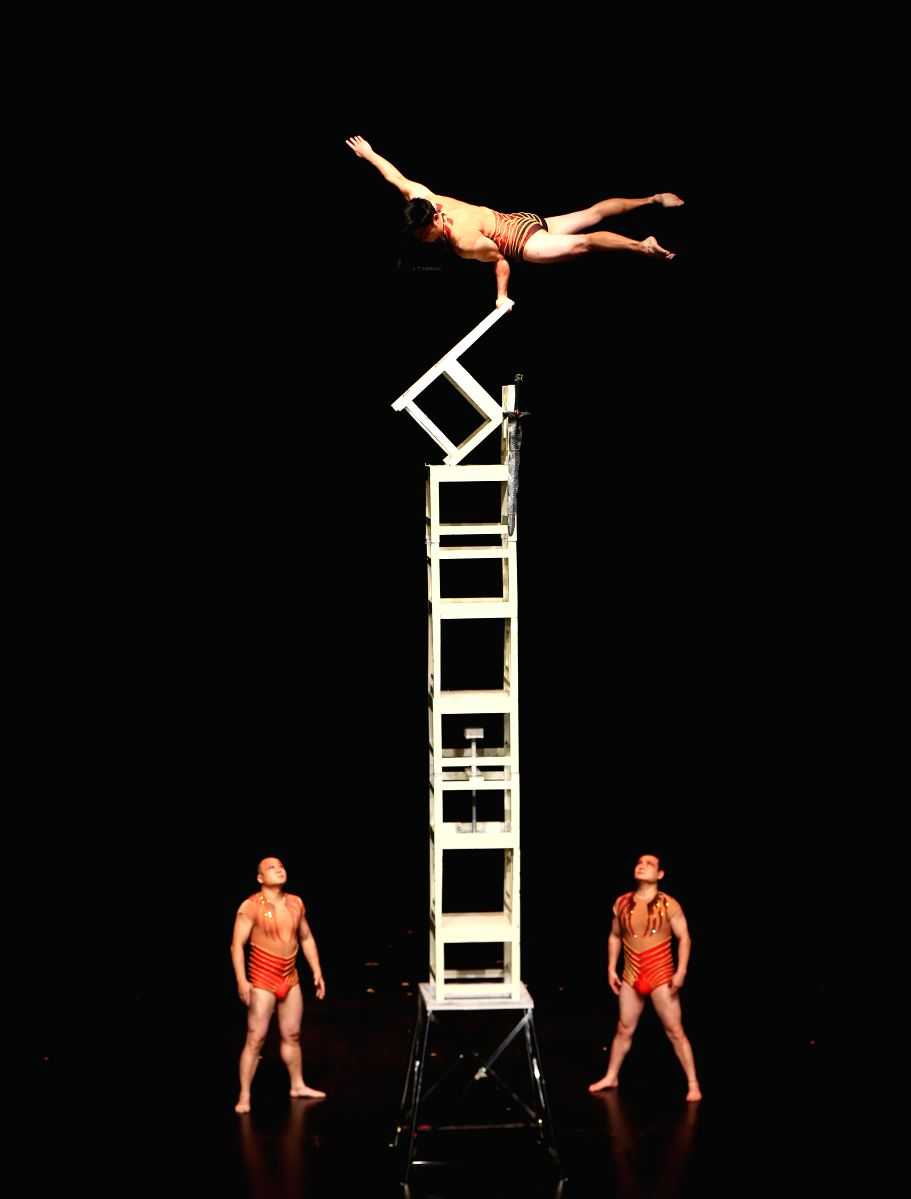 Acrobats in Actions !! Photos of acrobats around the world