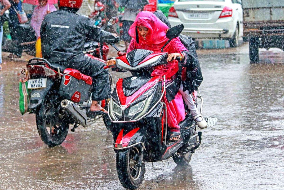 Warm, humid conditions persist in Delhi-NCR; IMD predicts rainfall, gusty winds