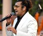 Sonu Nigam issues clarification on video of him reacting to Salman Khan's singing