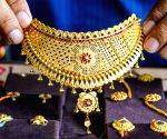 Gold dips 0.87 pc this week over stronger dollar, Fed rate hike expectations