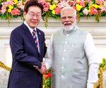 Lee returns from trip to India, Vietnam focused on economic ties