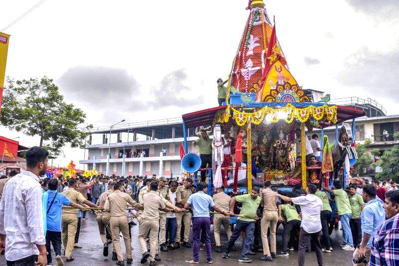 Police help move Lanka Vijay Hanuman Rath during Yatra