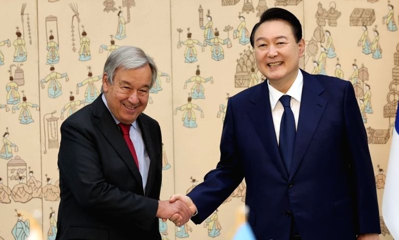 Seoul South Korean President Yoon Suk yeol R Shakes Hands With U N 