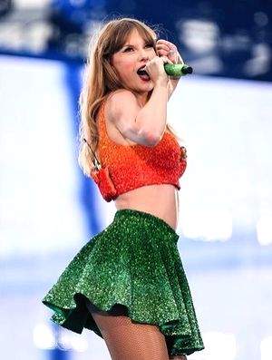 Taylor Swift slipped a private note for Anne Hathaway at Eras Tour