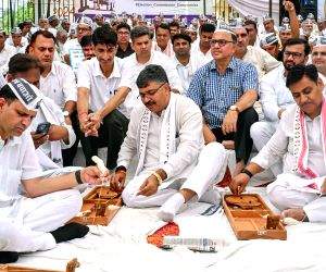 Congress leaders hold 'Loktantra Bachao Satyagraha