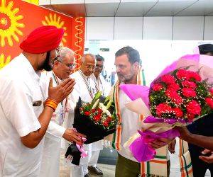 Rahul Gandhi welcomed by Congress leaders