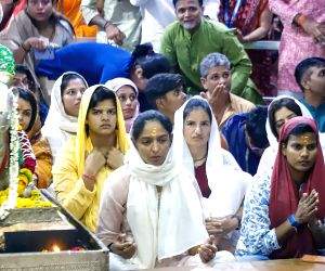 Women’s cricket team visits Mahakaleshwar Temple